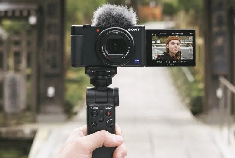 best sony vlogging camera with flip screen